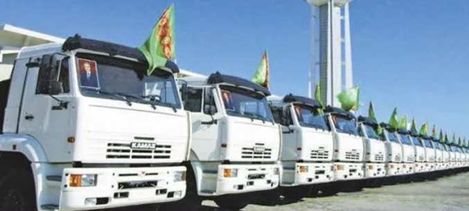 В Туркменистан прибыла очередная партия российских самосвалов КАМАЗ